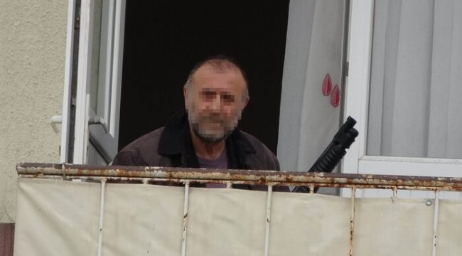 Tüfekle bir kişiyi vurup evin balkonunda elinde tüfekle intihara kalkıştı