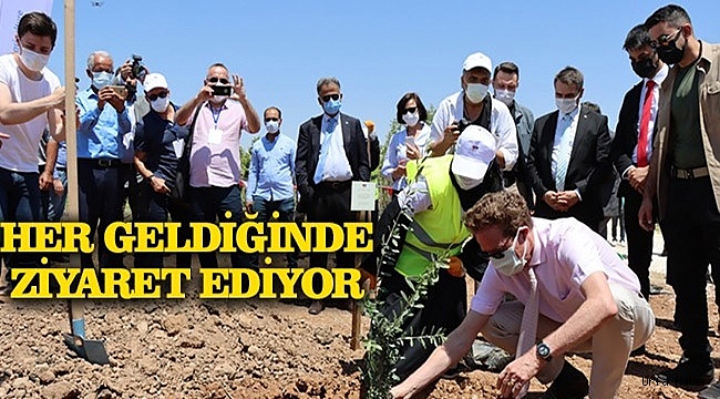 Diktiği Fidanın Gelişimini Yakından Takip Ediyor