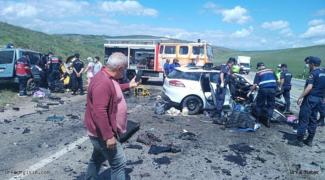 İki araç kafa kafaya çarpıştı: 9 ölü