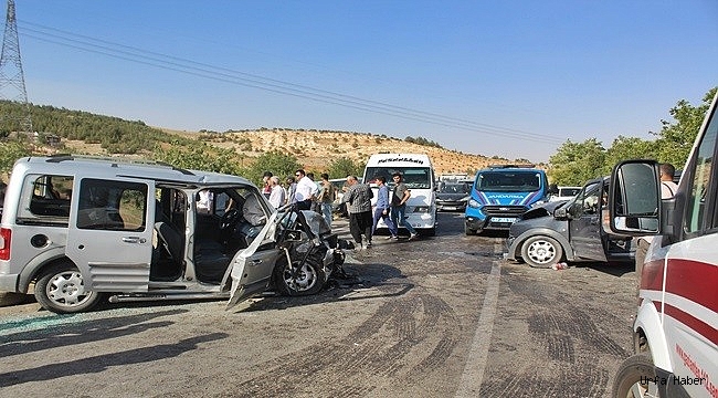 İki araç kafa kafaya çarpıştı: 3 yaralı