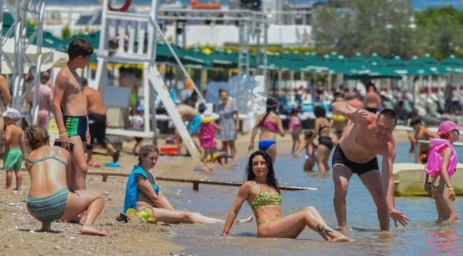 Turistlerin akın ettiği Antalya'da vaka sayılarında bir ayda yüzde 100'lük artış yaşandı