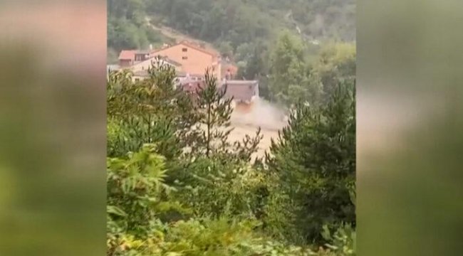 Dehşete düşüren anlar! Sel sularına dayanamayan ev böyle yıkıldı