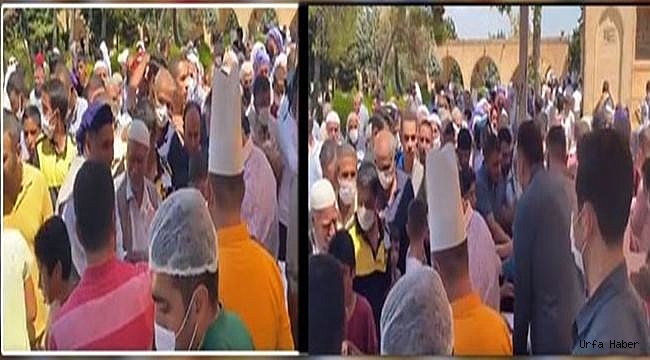 Ne mesafe ne maske... Hepsi unutuldu! Aşure programında izdiham