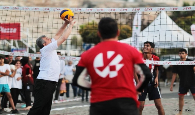 Başkan Beyazgül Gençlerle Plaj Voleybolu Oynadı.