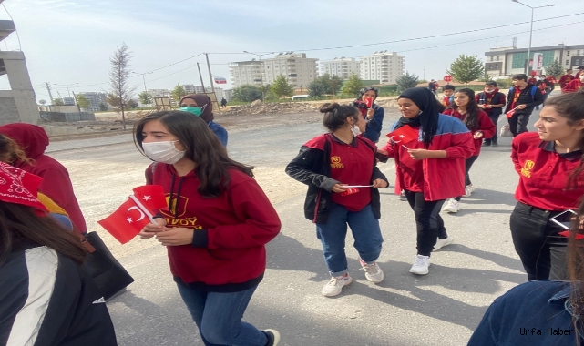 Öğrencilerden Esnafa Bayrak