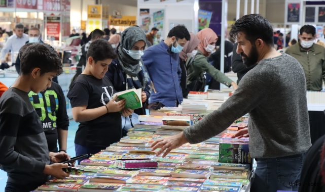 Urfa’da ünlü Psikolog Budak’ın  imza gününe yoğun ilgi
