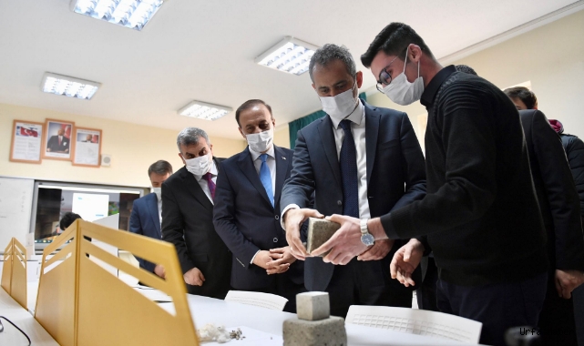 Urfa’daki okulu ziyaret eden Bakan Özer, müdürlere fırça çekti