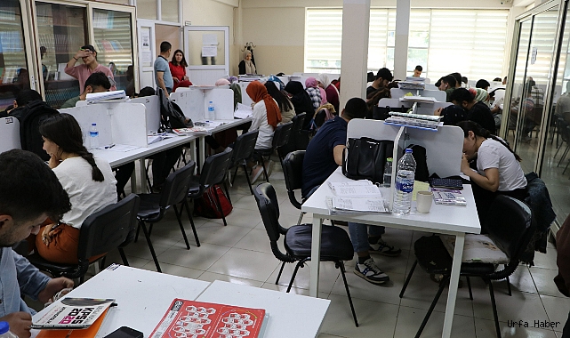 Öğrenciler, sınavlara büyükşehir gençlik merkezinde hazırlanıyor