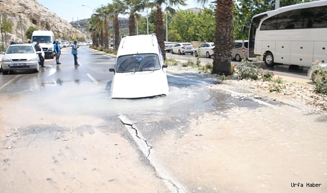 Şanlıurfa’da yol çöktü, otomobil çukura saplandı