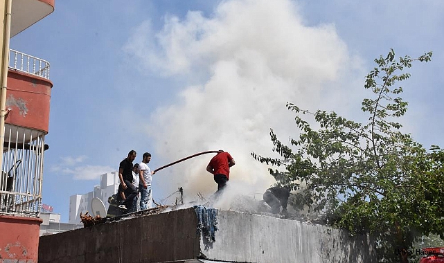 Siverek'te çatı yangını yürekleri ağza getirdi