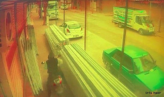 Siverek'te motosikletin çalınma anı güvenlik kamerasında