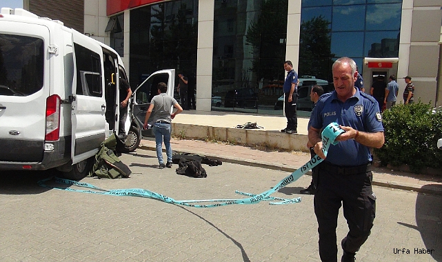 BANKA ŞUBESİNİN ÖNÜNE BIRAKILAN ÇANTA PANİĞE NEDEN OLDU