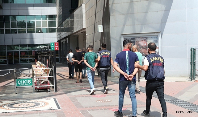 Dolandırdıkları parayla altın alırken yakalandılar