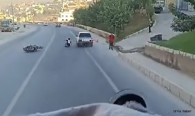 MOTOSİKLETLİNİN ÖLÜMLE BURUN BURUNA GELDİĞİ AN