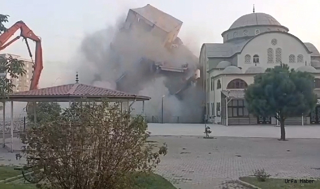 AĞIR HASARLI BİNA, AZ HASARLI CAMİNİN ÜZERİNE YIKILDI