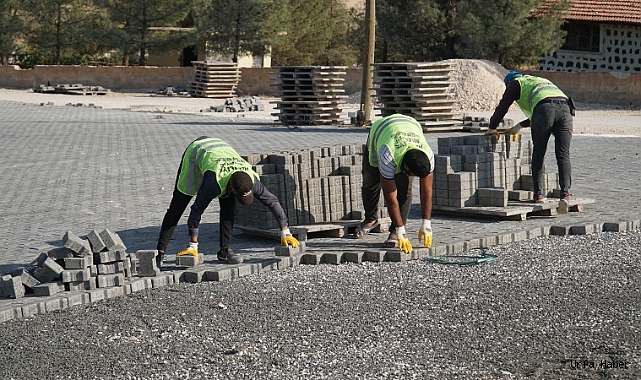 HALİLİYE’DE KİLİTLİ BETON PARKE ÇALIŞMALARI SÜRÜYOR