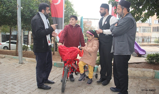 GAZZE İÇİN SATIŞA ÇIKARTTIĞI BİSİKLETİNİ SATIN ALIP KENDİSİNE HEDİYE ETTİ