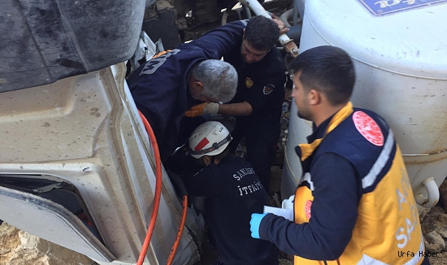 DEVRİLEN BETON MİKSERİNDE SIKIŞAN SÜRÜCÜYÜ İTFAİYE KURTARDI