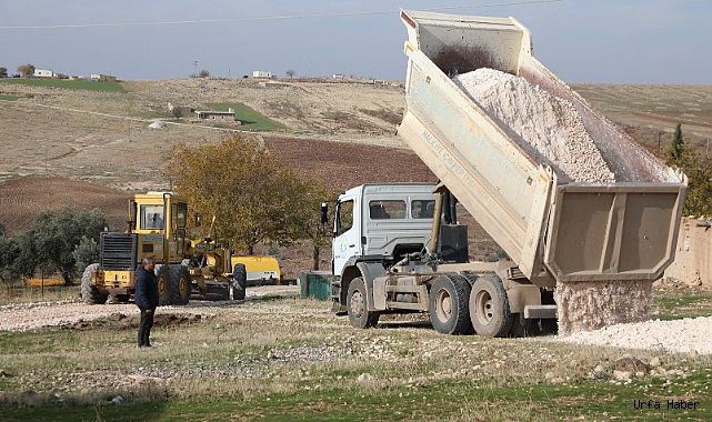 HALİLİYE’DE MERKEZ VE KIRSAL MAHALLELERDE HUMMALI YOL ÇALIŞMASI