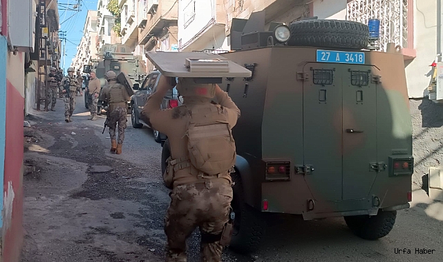 MAHALLE ABLUKA ALTINA ALINDI, POLİSE ATEŞ AÇAN ŞAHIS KADIN KILIĞINDA YAKALANDI