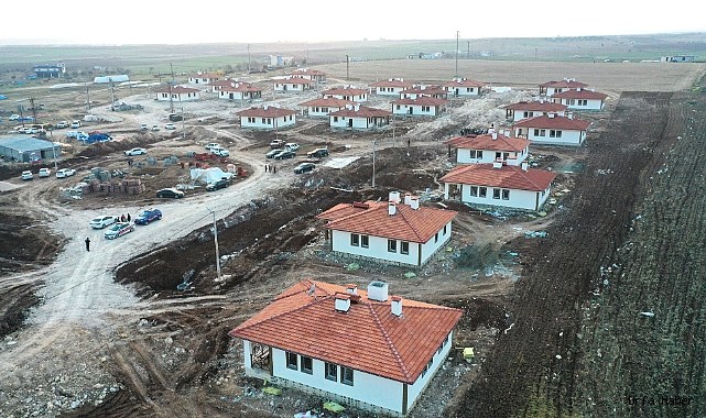 DEPREM SONRASI YAPILAN KÖY EVLERİ HAVADAN GÖRÜNTÜLENDİ