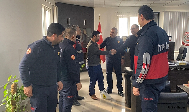 GÖÇÜK ALTINDA KALAN İŞÇİ KENDİSİNİ KURTARAN İTFAİYE ERLERİNİ UNUTMADI