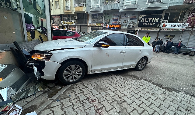 KAZA SONRASI SAVRULAN OTOMOBİLİN ÇARPTIĞI YAYA AĞIR YARALANDI
