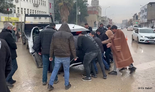 KAZA YAPAN ARACI SALLAYA SALLAYA ÇEKİCİYE YÜKLEMEYE ÇALIŞTILAR