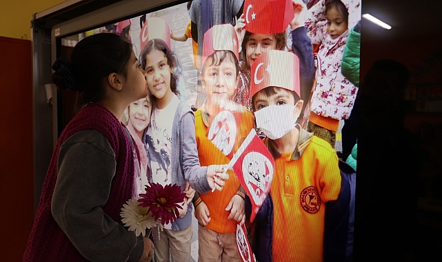 DEPREMDE ÖLEN ARKADAŞININ FOTOĞRAFINI ÖPEN ÖĞRENCİ YÜREKLERİ DAĞLADI
