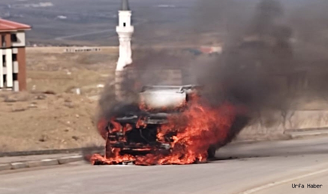 OTOMOBİL BİR ANDA ALEV TOPUNA DÖNDÜ