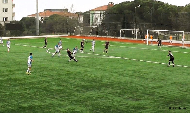 Rakibiyle çarpışan genç futbolcu bilincini kaybetti