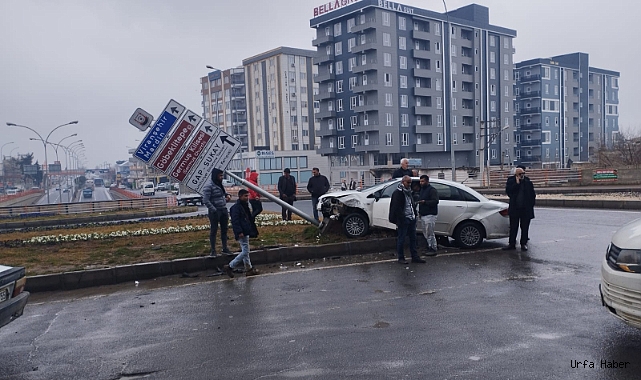 ŞANLIURFA'DAKİ KAZADA DİREK DEVRİLDİ