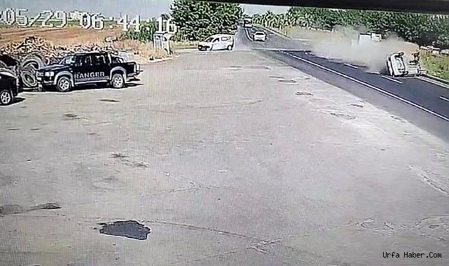 ŞANLIURFA'DA 3 KİŞİNİN YARALANDIĞI KAZA ANI KAMERADA