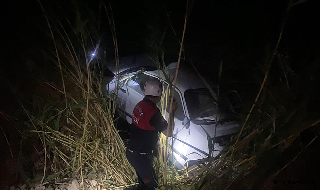 ŞANLIURFA’DA OTOMOBİL TAHLİYE KANALINA DEVRİLDİ: 2 YARALI