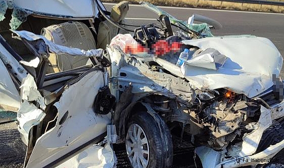 KONTROLDEN ÇIKAN OTOMOBİL ÖNÜNDEKİ TIRA ÇARPTI: 1 ÖLÜ, 6 YARALI