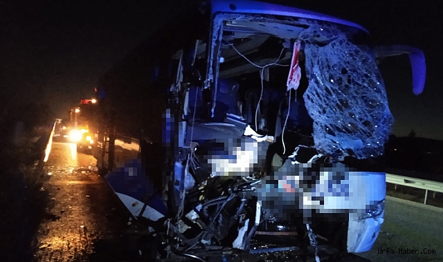 YOLCU OTOBÜSÜ KAMYONA ARKADAN ÇARPTI: 1 ÖLÜ, 14 YARALI