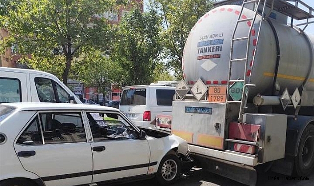 SİVEREK’TE IŞIKLARDA BEKLEYEN TIRA, OTOMOBİL ÇARPTI: 2 YARALI