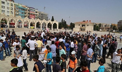 ESAD'IN GİDİŞİ URFA'DAKİ SURİYELİLERİ MEYDANLARA DÖKTÜ