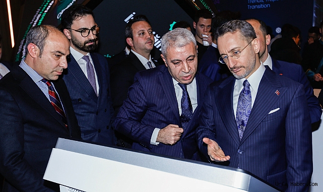 İLETİŞİM BAŞKANI ALTUN'DAN BİK STANDINA ZİYARET