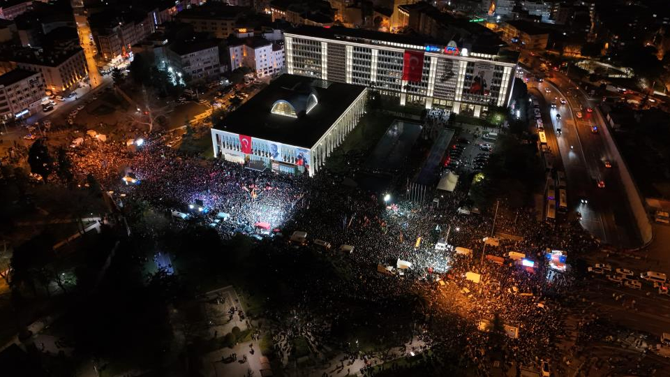 Özgür Özel, İBB Binası Önünde İmamoğlu'na Sahip Çıktı