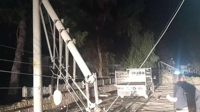 Şiddetli Fırtına Birecik’te Hayatı Felç Etti