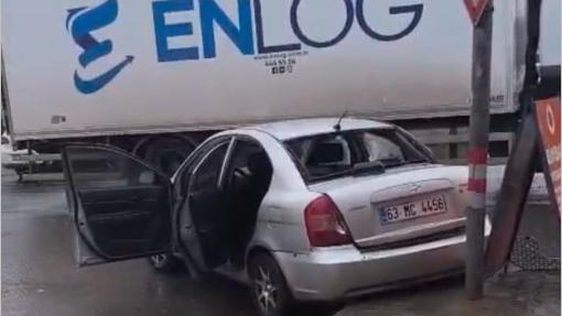 Hilvan’da Trafik Kazası: Otomobil Tıra Çarptı!