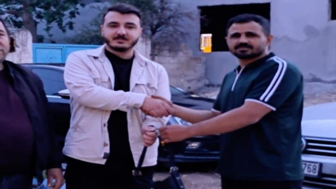 Yolda Bulduğu Ziynet Dolu Çantayı Sahibine Teslim Etti