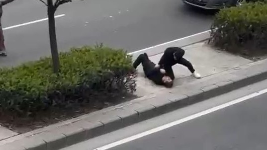 Yumrukla Bayılan Baba: O Anlar Kamerada