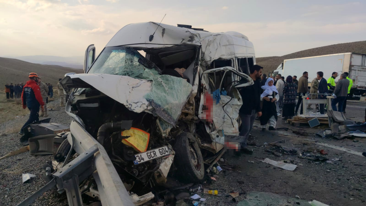 Van'da Katliam Gibi Kaza: 6 Ölü 8 Yaralı