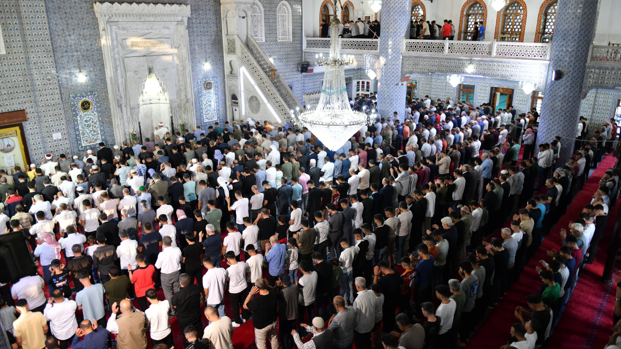 Şanlıurfa’da Bayram Namazında Cami Avluları Doldu Taştı