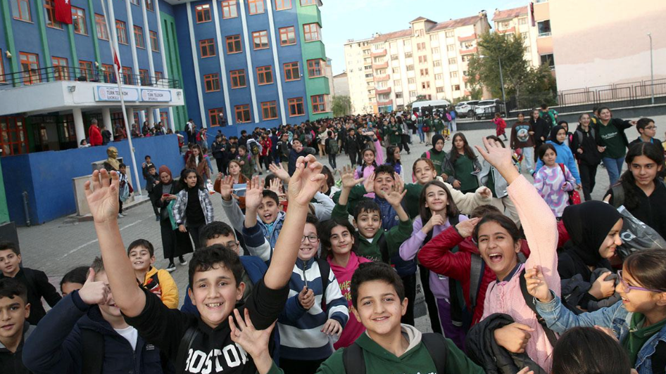 20 Milyon Öğrenci Cuma Günü Karne Alıp Tatile Girecek...
