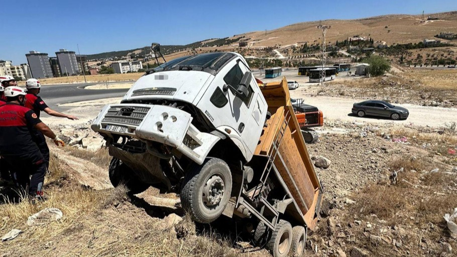 Şanlıurfa'da Yaralı Sürücü Kepçe İle Kurtarıldı