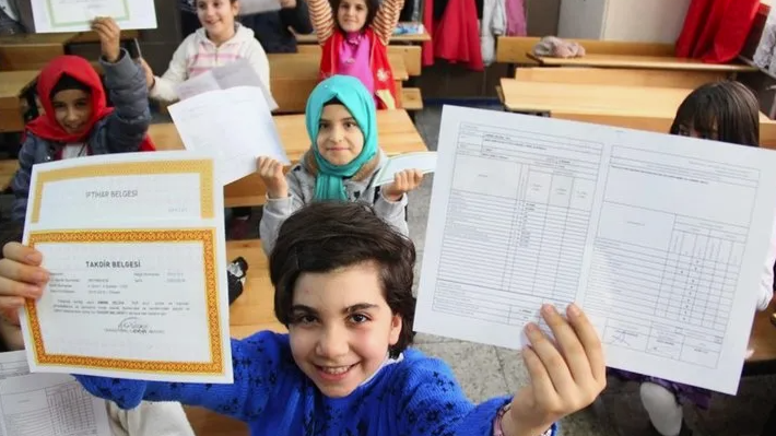 Yaklaşık 20 Milyon Öğrenci Bugün Karne Alıyor