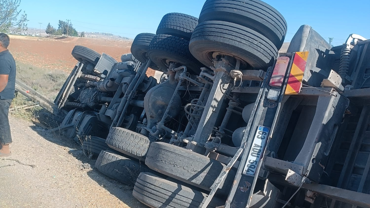 Şanlıurfa-Mardin Karayolunda Buğday Yüklü Tır Devrildi!